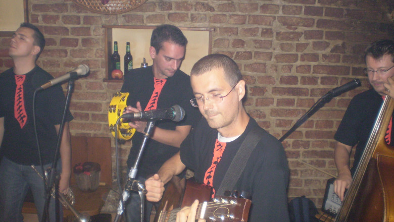 Fotografija: Viktor Škedelj Renčelj in Same Babe na dogodku Pokop Bizeljca, 26. 10. 2006; avtorica: Petra Kosanc