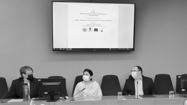Sodelujoče so pozdravili njena ekscelenca, veleposlanica Indije v Sloveniji Namrata S. Kumar, dekan fakultete in predstojnik Oddelka za filozofijo. (foto: Nika Ilić)