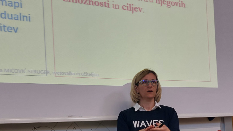 predavateljica Ljiljana Mićović Struger med predavanjem Formativno spremljanje pri pouku slovenščine v osnovni šoli - iz teorije v prakso. 