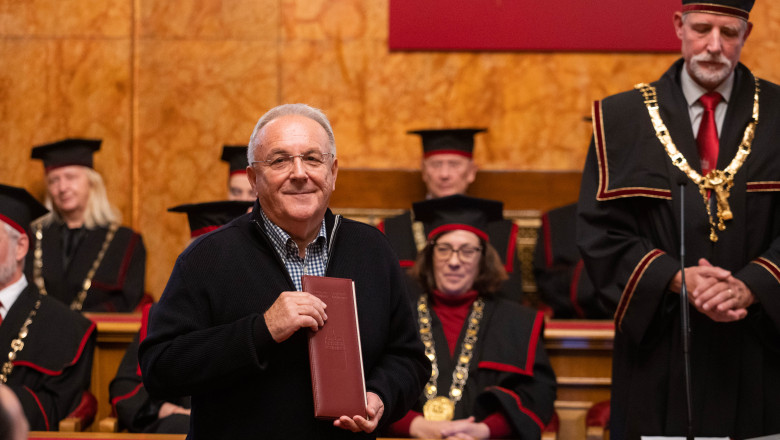 Prof. dr. Mihael Budja s prejeto plaketo (foto: Boštjan Podlogar, STA)