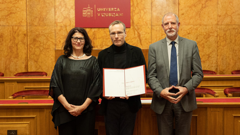 Viš. znan. sod., doc. dr. Simon Hajdini s priznanjem in v družbi prodekanje Filozofske fakultete prof. dr. Irene Samide ter rektorja Univerze v Ljubljani prof. dr. Gregorja Majdiča (foto: Katja Kodba, STA)