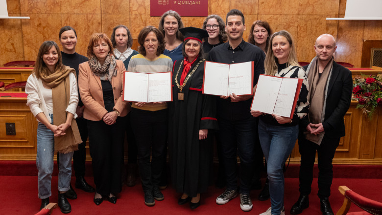 Prejemnice in prejemniki priznanj za strokovno delo v družbi dekanje prof. dr. Mojce Schlamberger Brezar, prodekana izr. prof. dr. Saša Jeršeta in tajnika fakultete Tanje Hribar (foto: Bor Slana, STA)