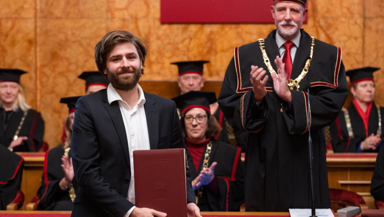 Doc. dr. Žan Lep s prejeto listino (foto: Boštjan Podlogar, STA)